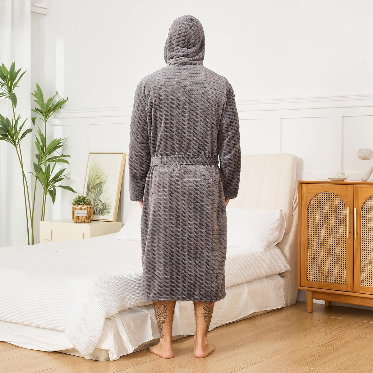 U2SKIIN Mens Plush Fleece Hooded Robe, Soft Warm Long Bathrobe with Pockets, Cozy Spa Shower Robe for Men